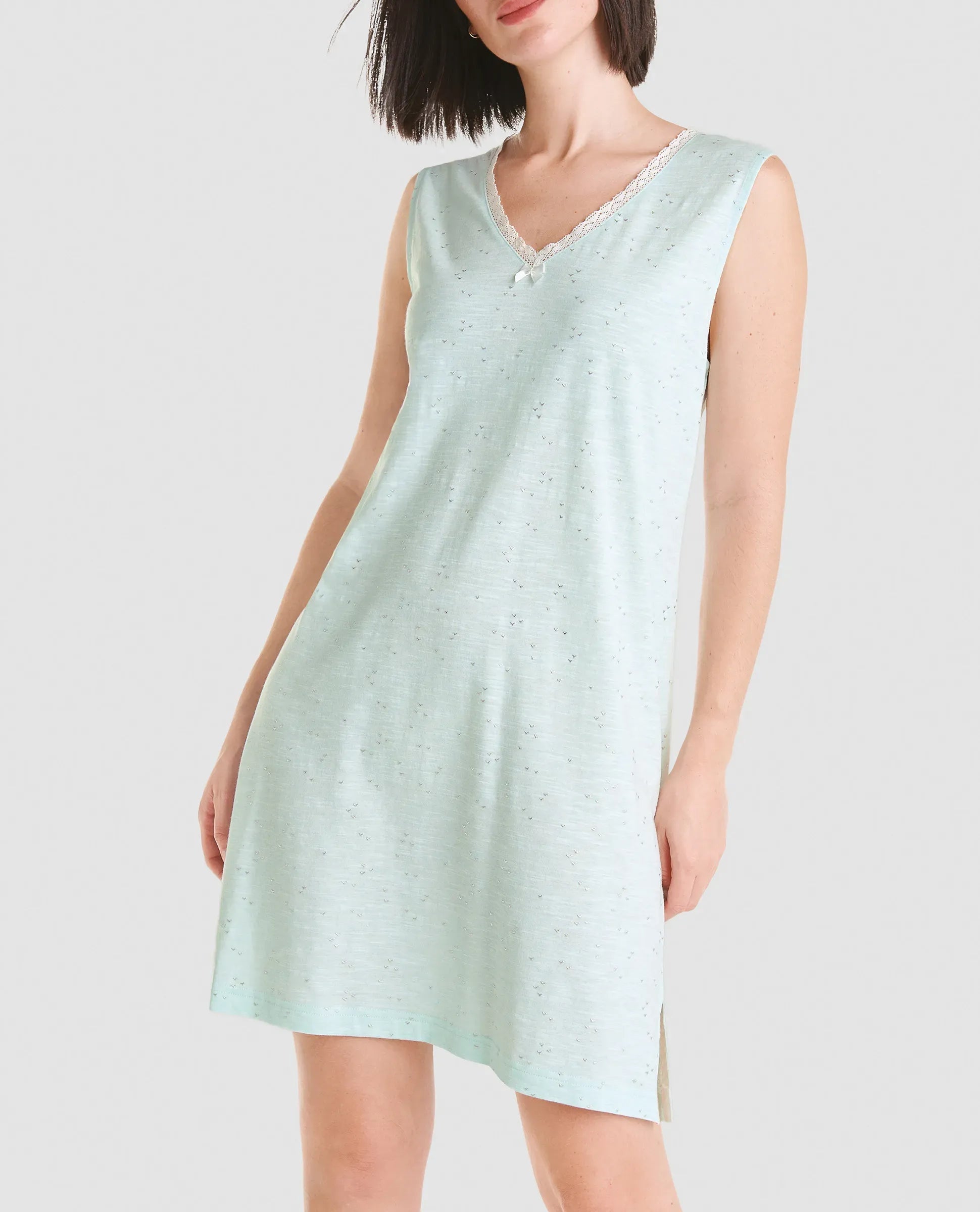 Camisola corta de verano en fresco y delicado algodón y modal de color verde suave con puntilla