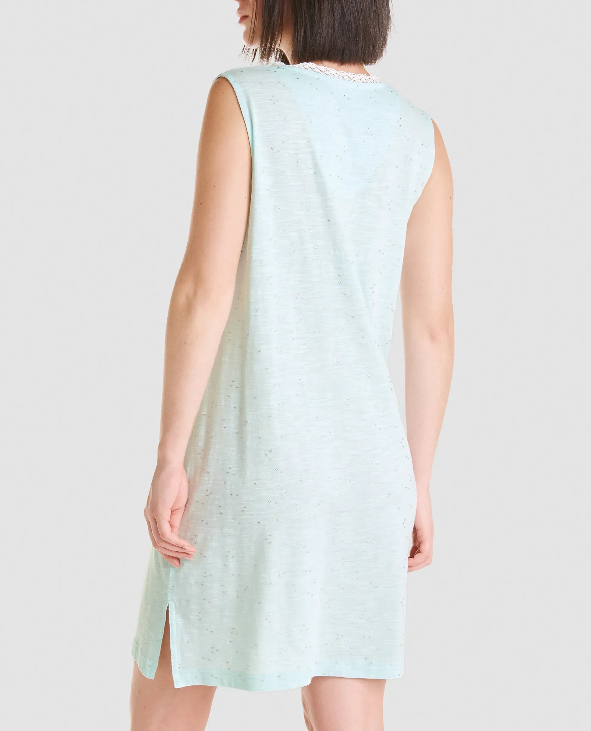 Vista trasera de camisón corto sin mangas para verano en elegante color verde y cuello con puntilla
