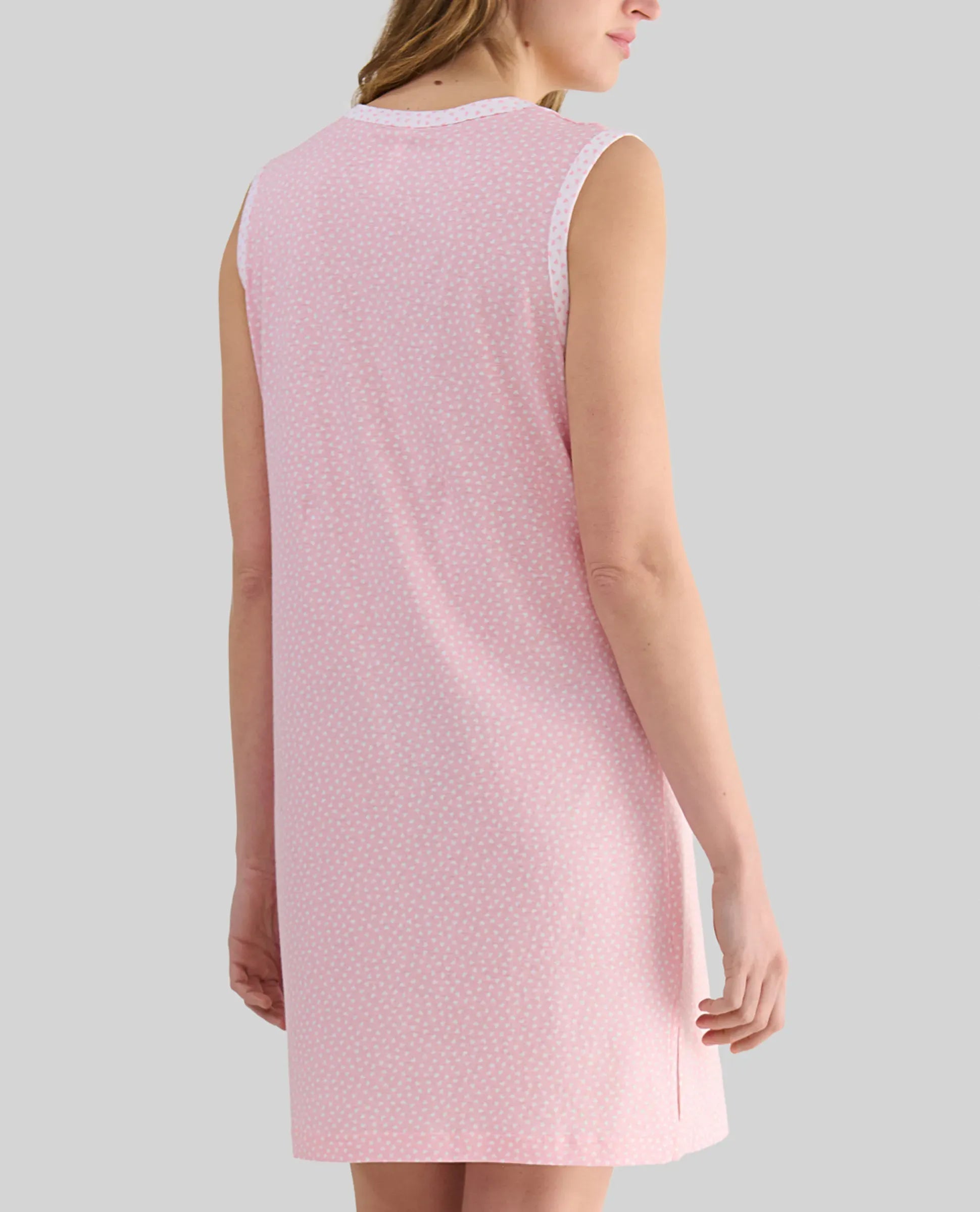 Detalle de cuello de camisón lencero abierto entredos en canalé marfil