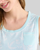 Detalle de cuello redondo en el camisón sin mangas de verano