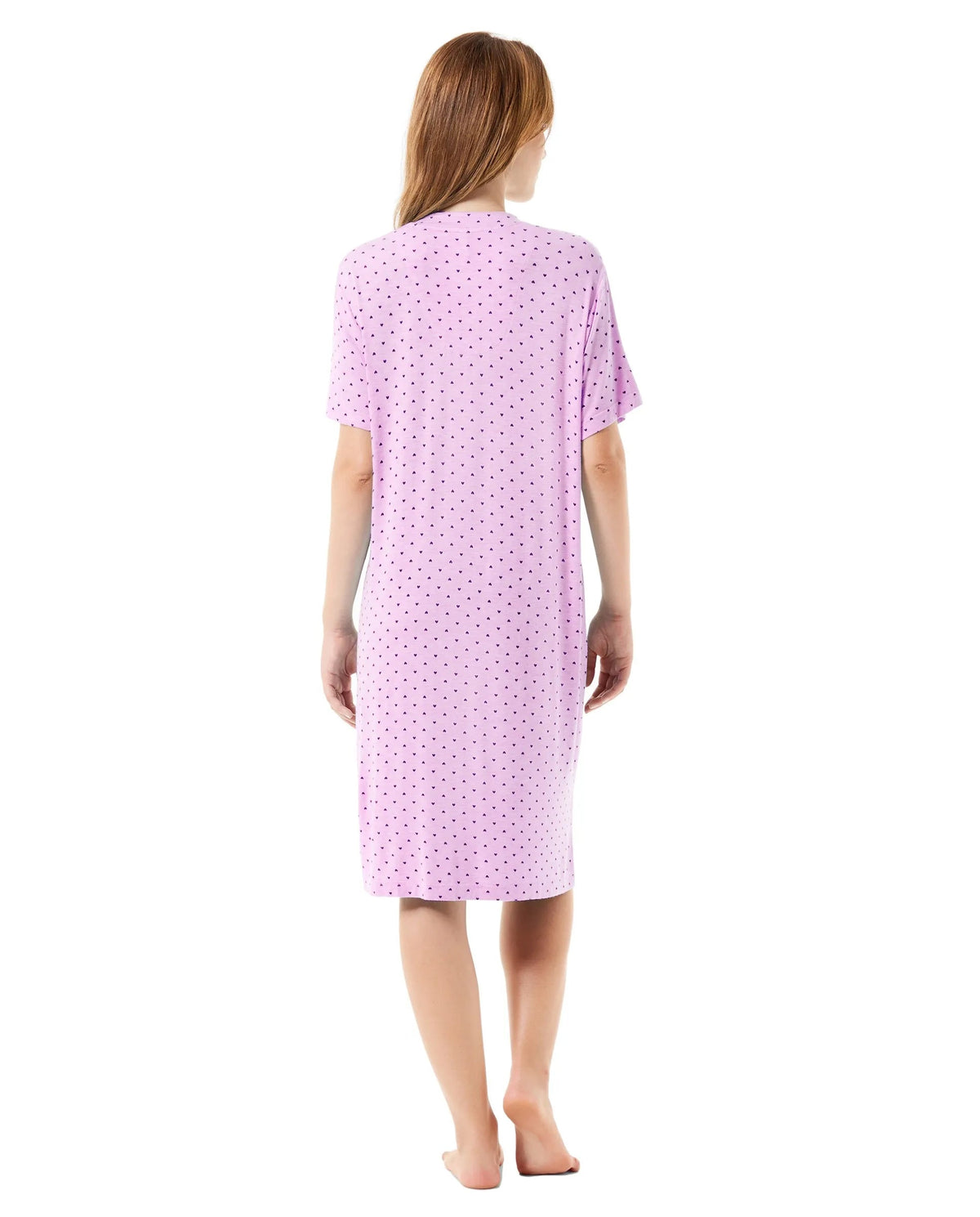 Mujer de espaldas con camisón azul rosa hasta la rodilla con mangas cortas y estampado de pequeños corazones.