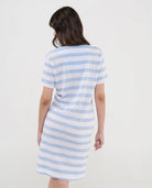 Vista espaldas camisón de verano fresco vigoré de rayas celeste