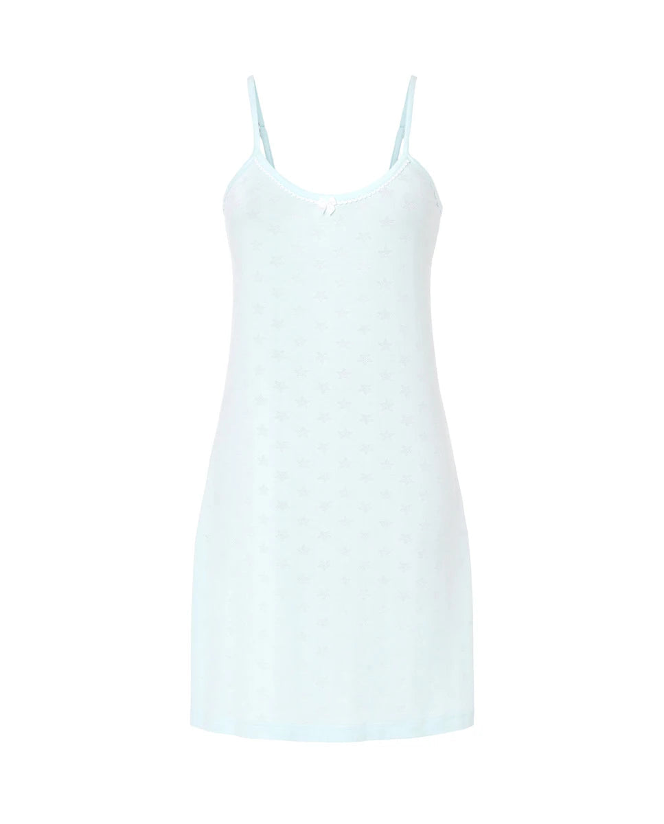 Camisón corto con tirantes finos y diseño desagujado verde de estrellitas con lacito decorativo.