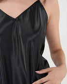Mujer luce camisón corto de verano con tirantes finos estampado celeste de flores