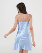 Vista trasera de camisón de raso azul con tirante fino