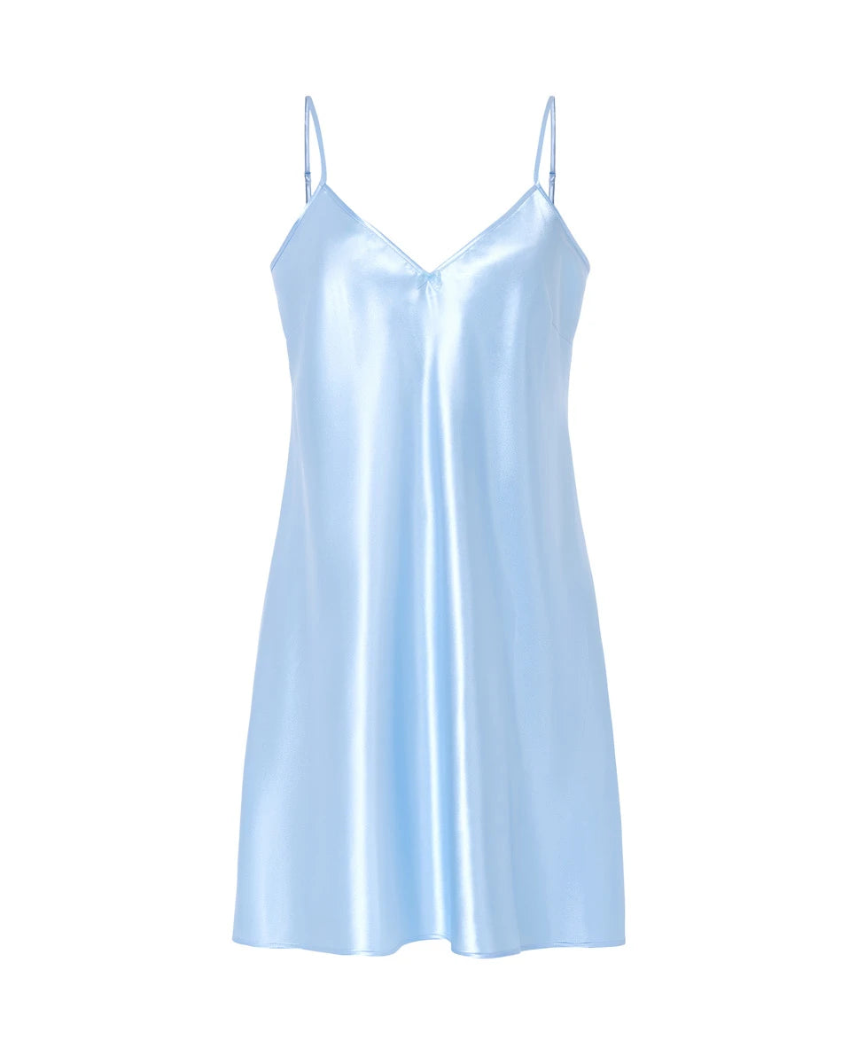 Camisón corto de tirantes finos en delicado raso azul con escote de pico y lacito decorativo.