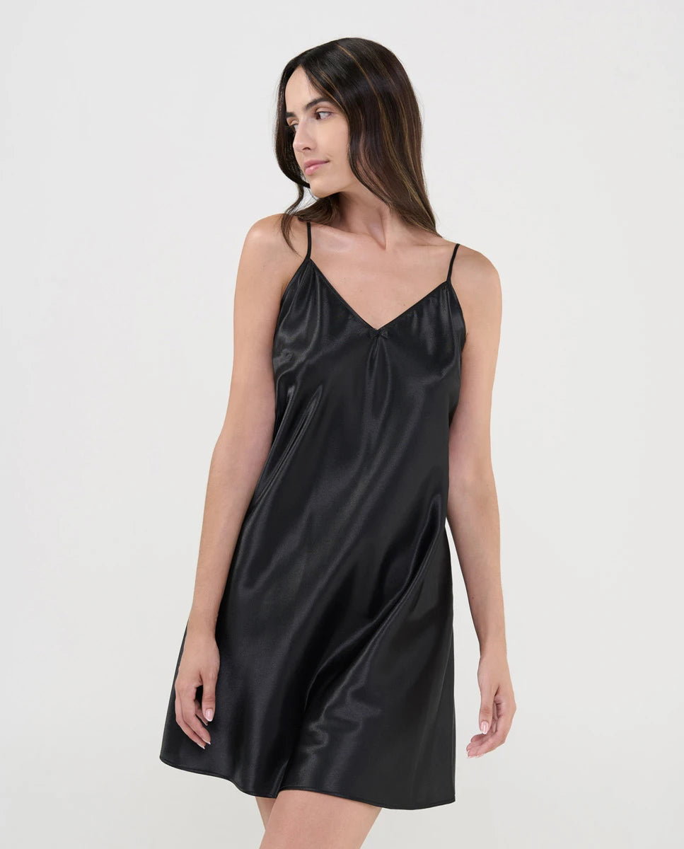 Mujer luce camisón lencero de suave tejido plana marfil con topos de raso, escote pico y tirantes