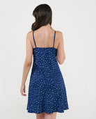 Exquisito camisón de raso Lohe con diseño de estrellas, vista trasera con tirantes finos.