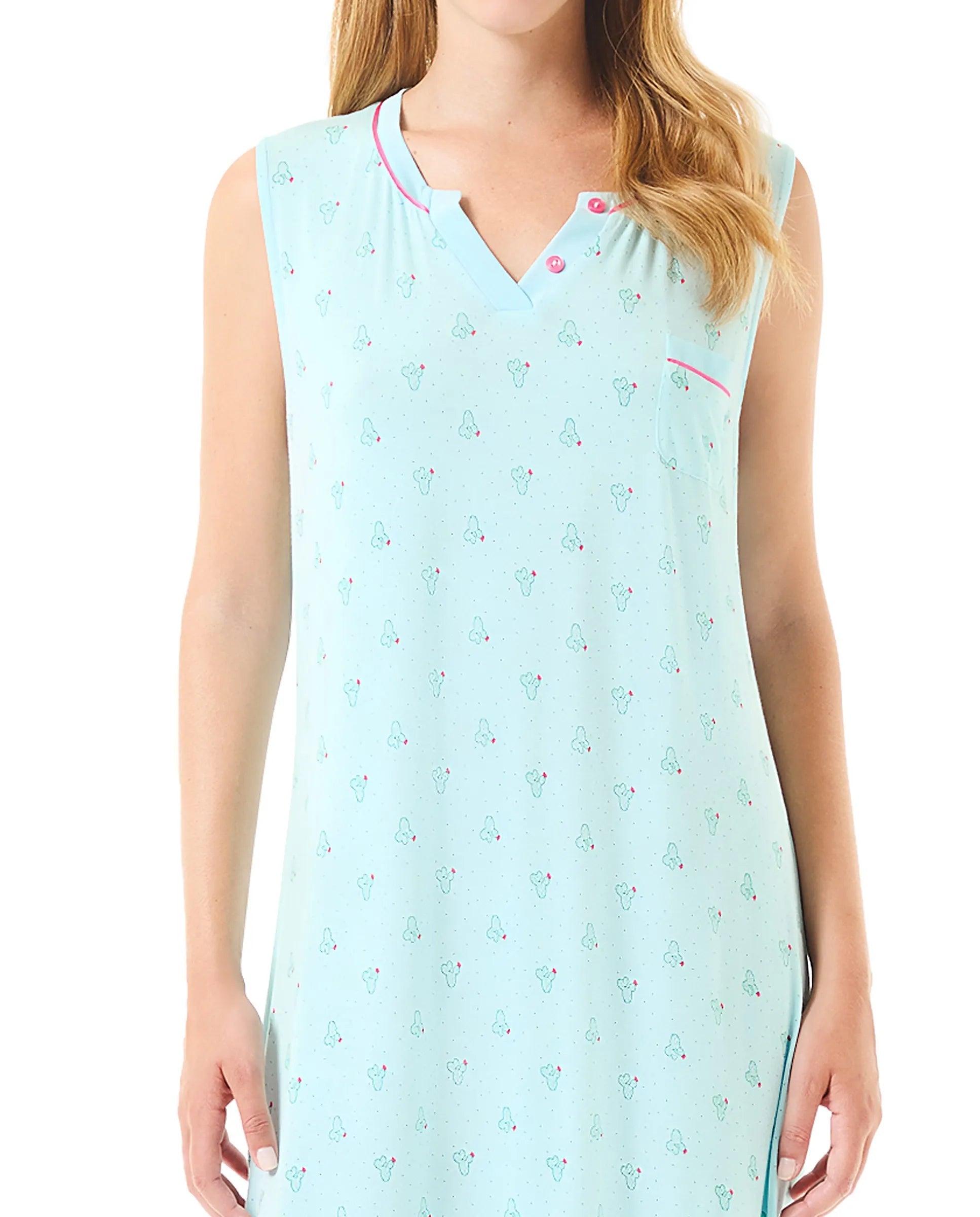 Detalle del estampado verde con pequeños cactus en la camisola sin mangas para verano
