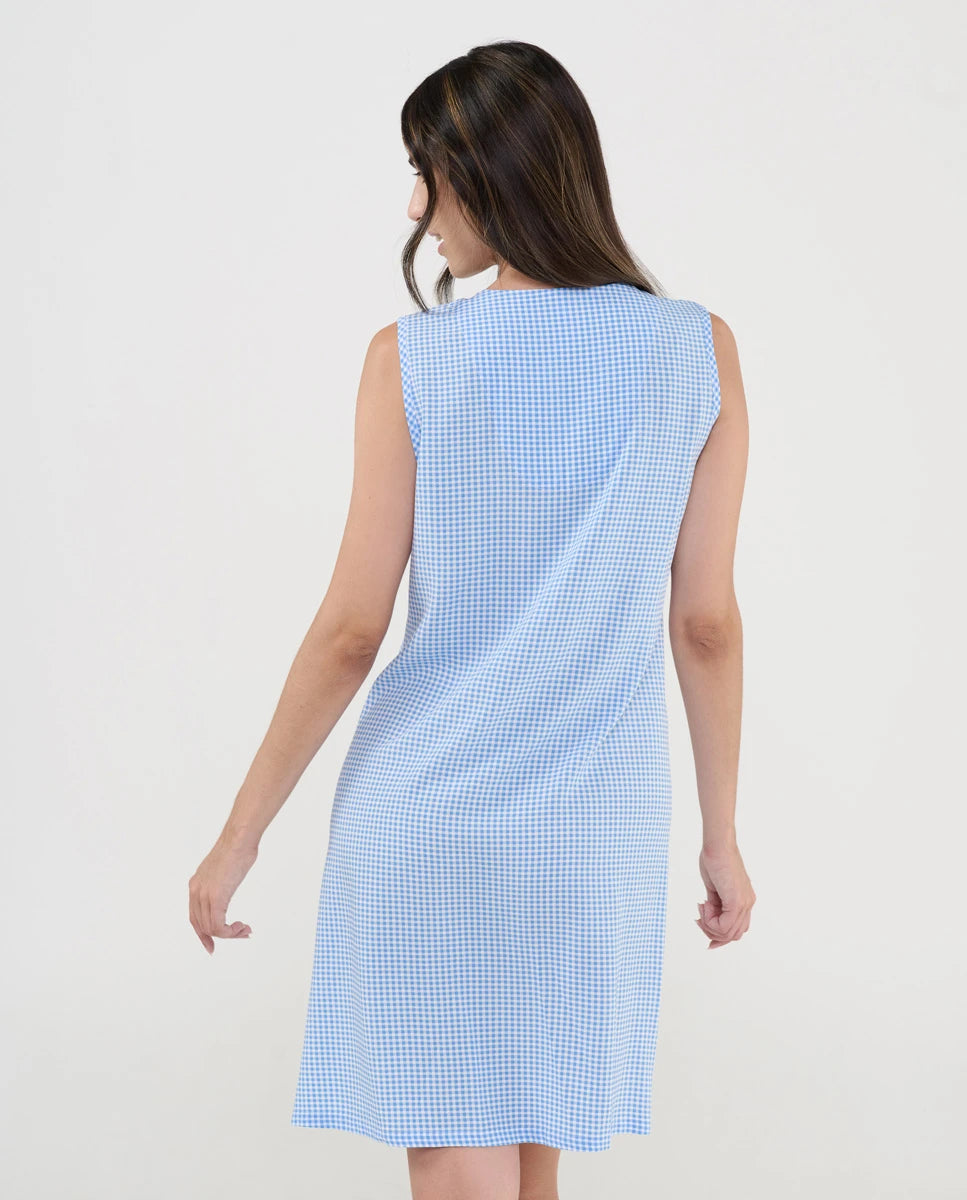Vista trasera del alegre camisón de verano corto sin mangas cuadritos celeste