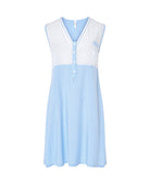Camisón verano sin mangas en tejido plana blanco plumeti y cuadritos celeste, cuello pico abierto con botones y puntilla.