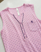 Camisón corto de mujer turquesa, estampado corazones, cuello con botones sin manga, bolsillo adorno.