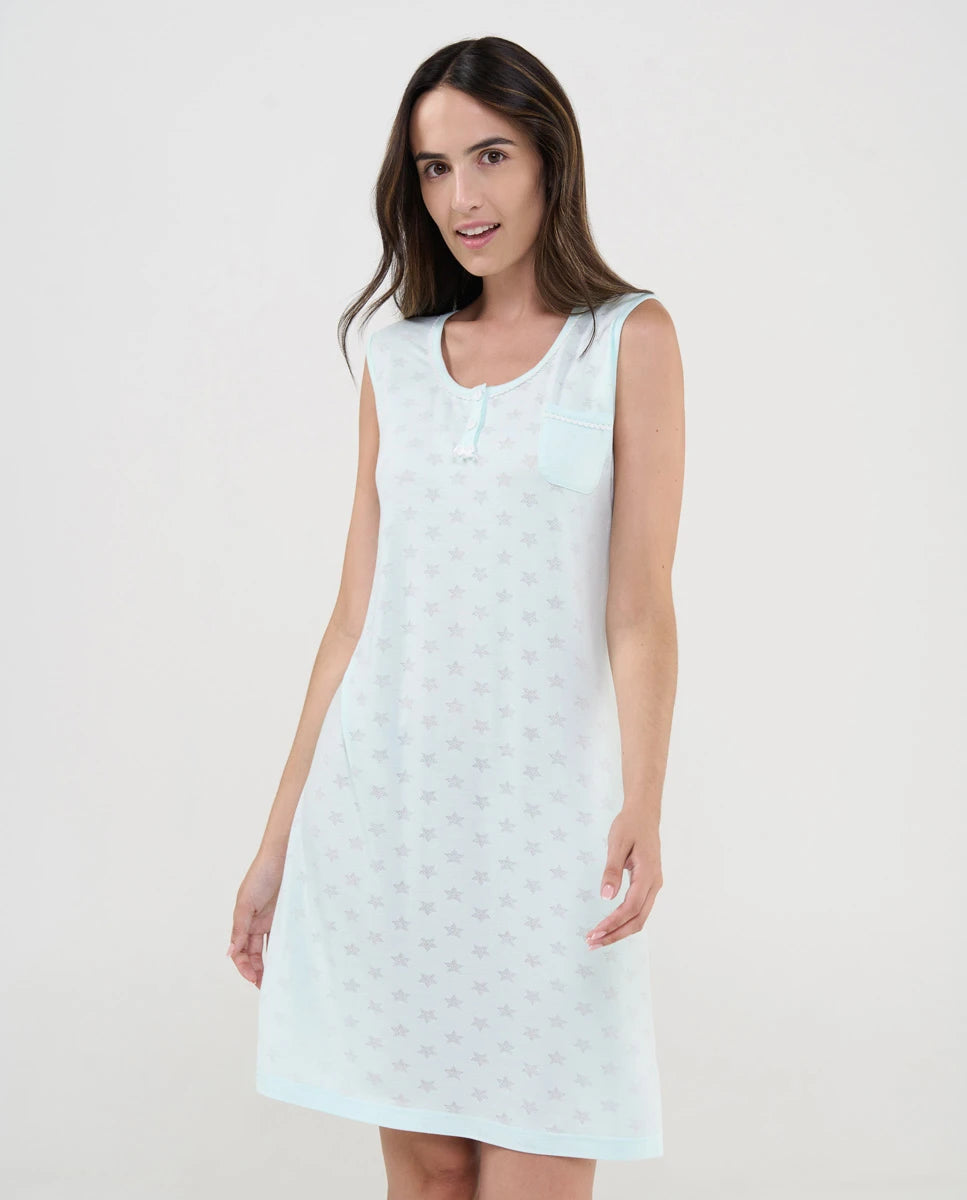 Mujer con camisón veraniego sin mangas de punto verde y diseño de estrellas desagujadas.