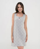 Mujer luce camisón corto de verano con tirantes anchos vigoré gris y corazoncitos, escote con botones, vivo y lazo