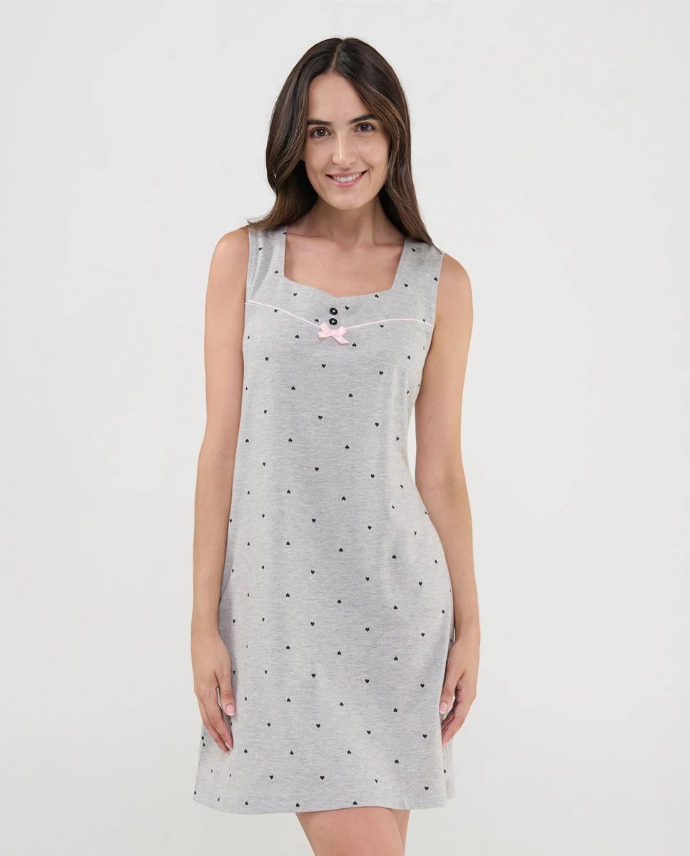 Mujer luce camisón corto de verano con tirantes anchos vigoré gris y corazoncitos, escote con botones, vivo y lazo