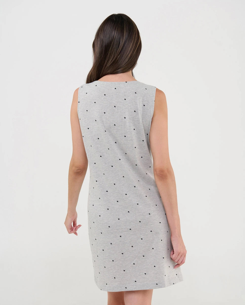Vista espaldas camisón tirante ancho gris vigoré con corazones, fresco para verano