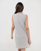 Vista espaldas camisón tirante ancho gris vigoré con corazones, fresco para verano