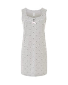 Camisón verano corto de tirantes anchos vigoré gris estampado de corazoncitos, escote con botones, vivo y lazo raso rosa.