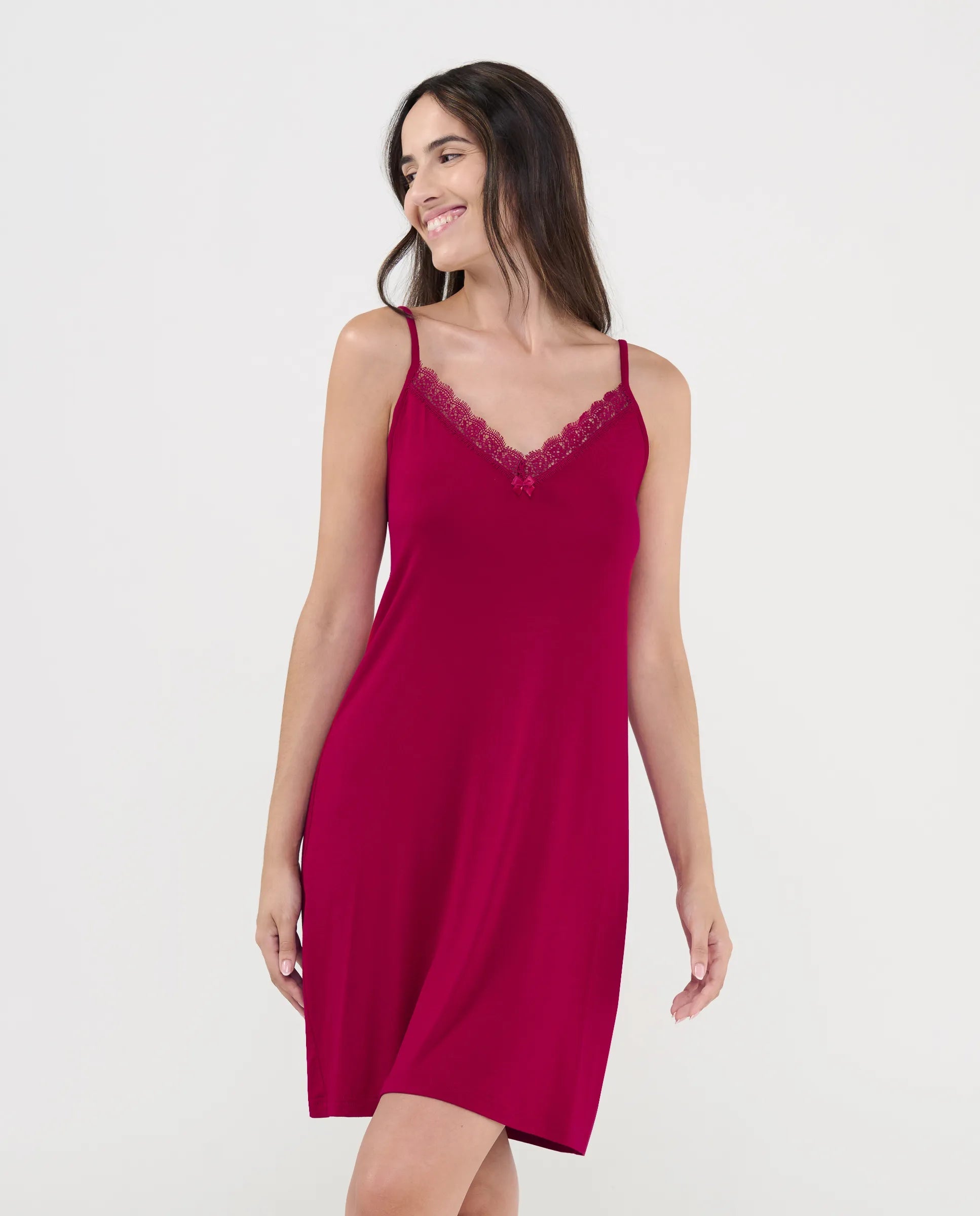 Vista frontal del camisón corto de modal para mujer, destacando el elegante escote con puntilla y los finos tirantes regulables.