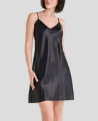 Mujer con camisola corta de raso de tirantes fino color negro