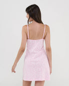 Vista espaldas mujer con camisón de tirantes rosa de flores para verano