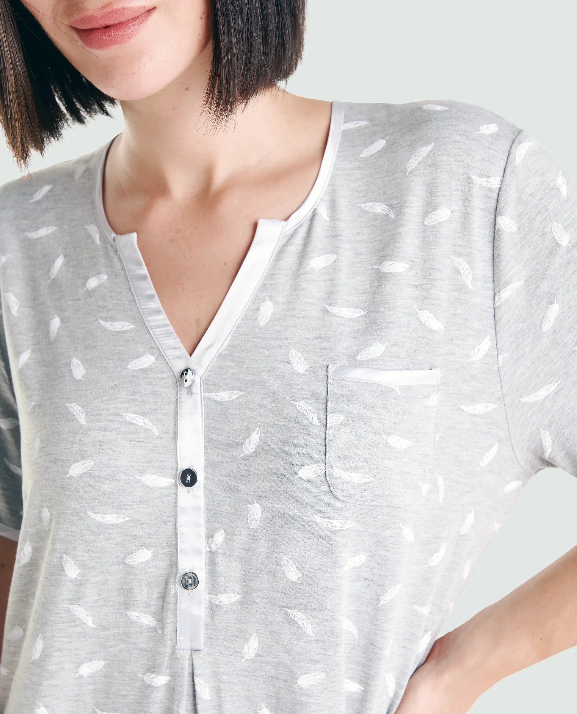 Vista detalle de camisón veraniego gris con cuello abierto en raso con botones plateados