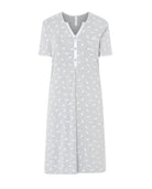 Camisón corto de mujer de manga corta en vigoré gris estampado plumas blancas, cuello abierto con pata de raso, botones.
