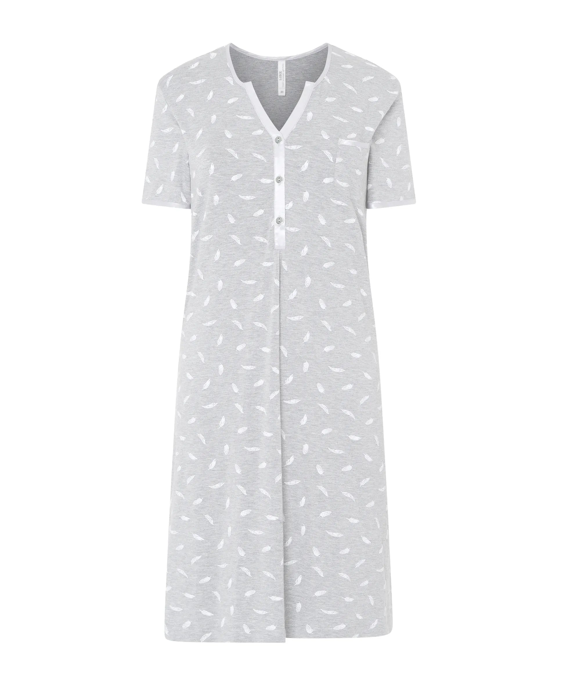 Camisón corto de mujer de manga corta en vigoré gris estampado plumas blancas, cuello abierto con pata de raso, botones.