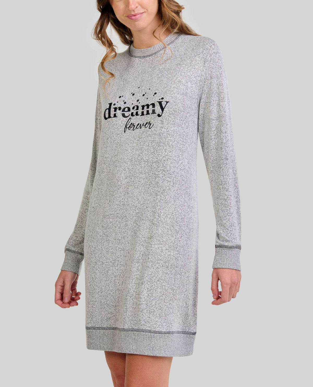 Mujer posa con camisón gris de manga larga y puños elásticos y frase bordada "dreamy forever"