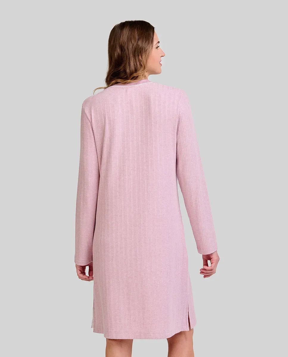 Mujer de espaldas con camisón largo rosa tejido canalé