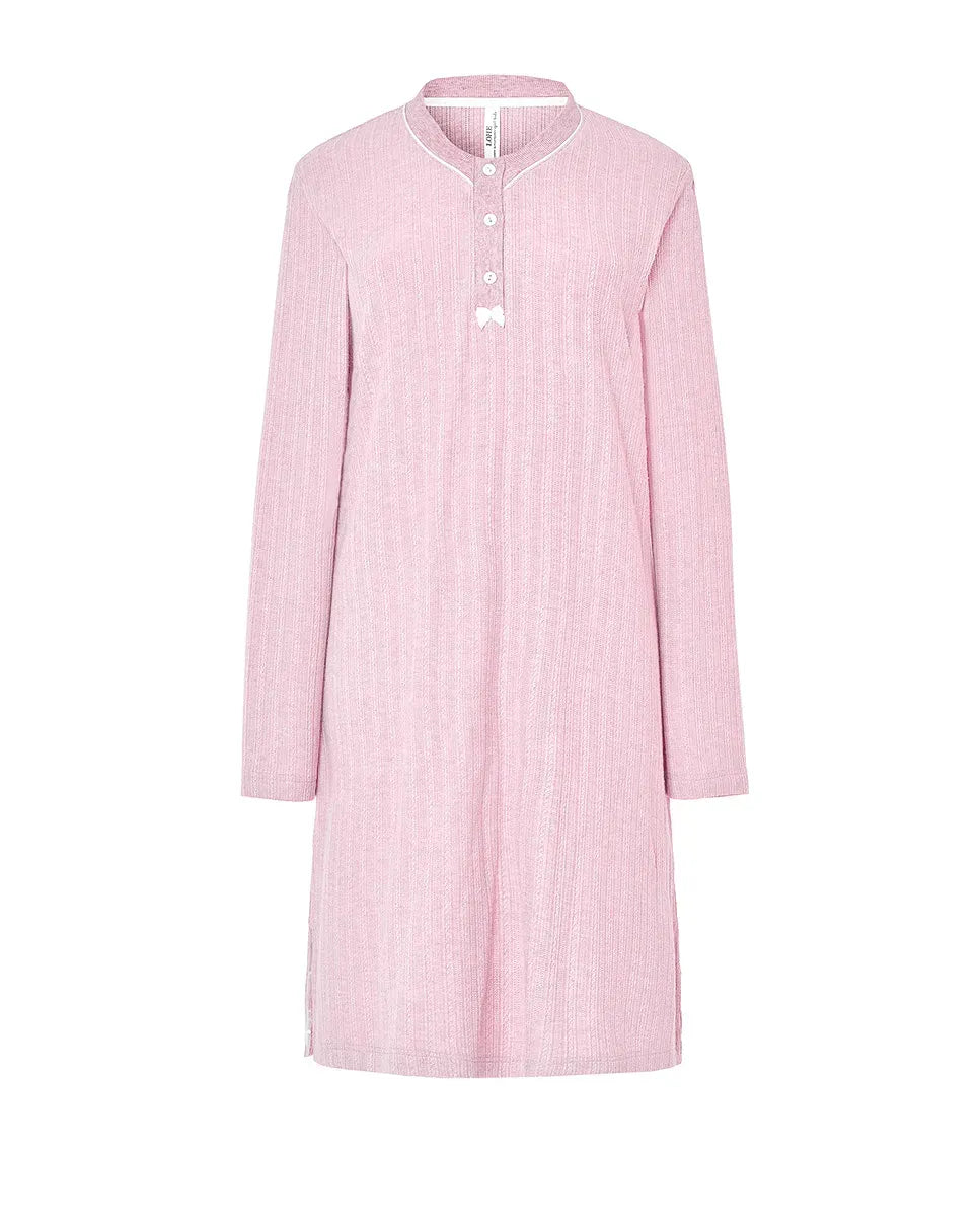 Camisón de mujer tejido canale suave tono rosa palo, escote en pico con abertura de botones y manga larga.