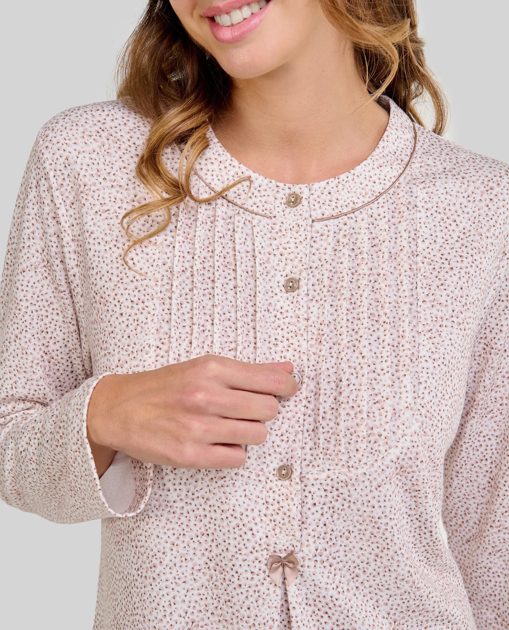 Mujer con camisón de invierno de manga larga y estampado flores, cuello redondeado y pliegues, detalles y lacito raso camel