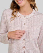Mujer con camisón de invierno de manga larga y estampado flores, cuello redondeado y pliegues, detalles y lacito raso camel