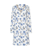 Elegante camisón hasta la rodilla de manga larga, estampado floral azul sobre blanco y escote en V de encaje beige