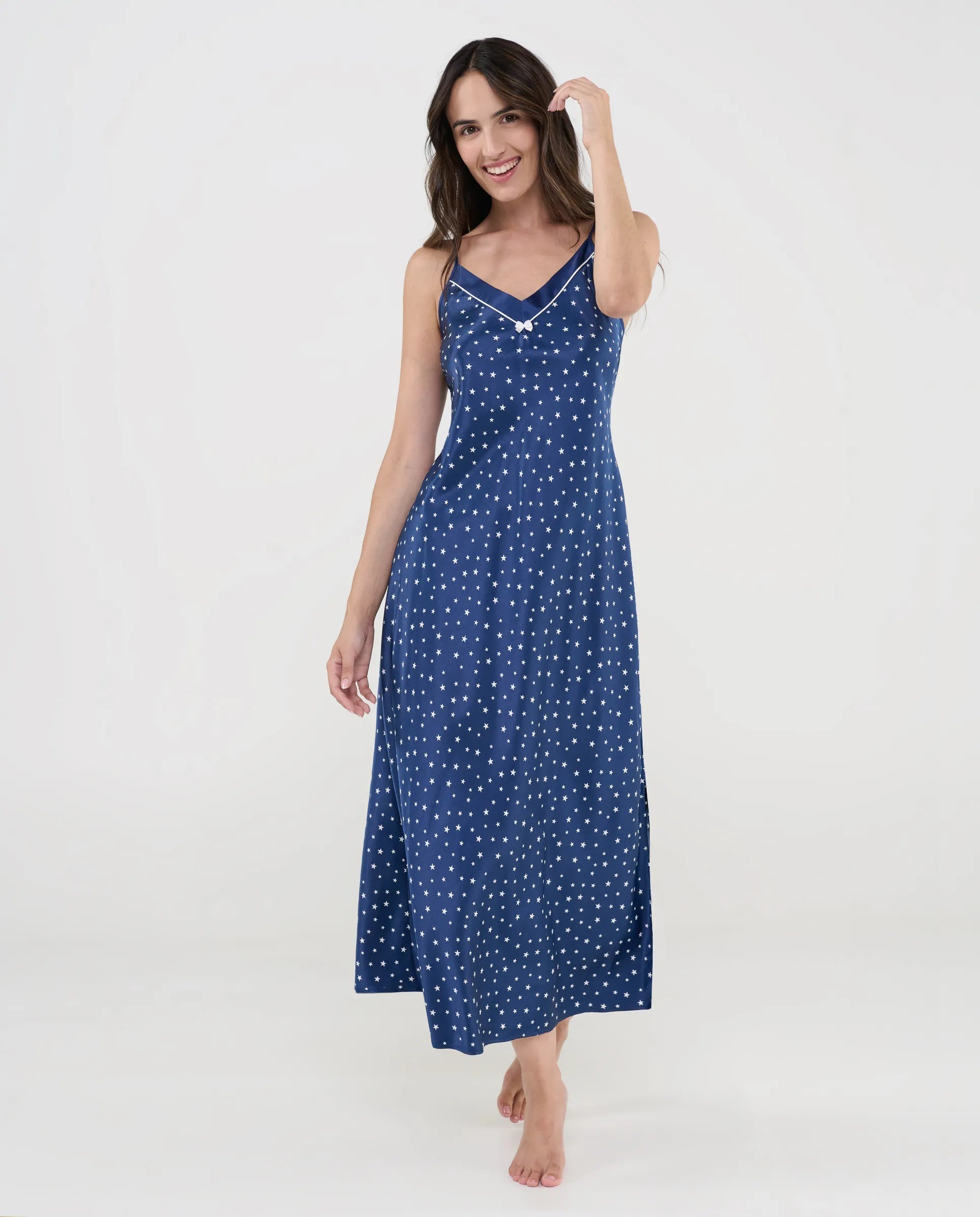 Camisón largo de raso Lohe con estampado de estrellas, cuello pico y tirantes finos.