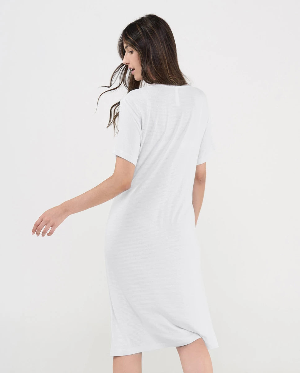 Mujer con bata lencera larga jacquard celeste y solapa con vivo a contraste