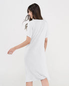 Mujer con bata lencera larga jacquard celeste y solapa con vivo a contraste