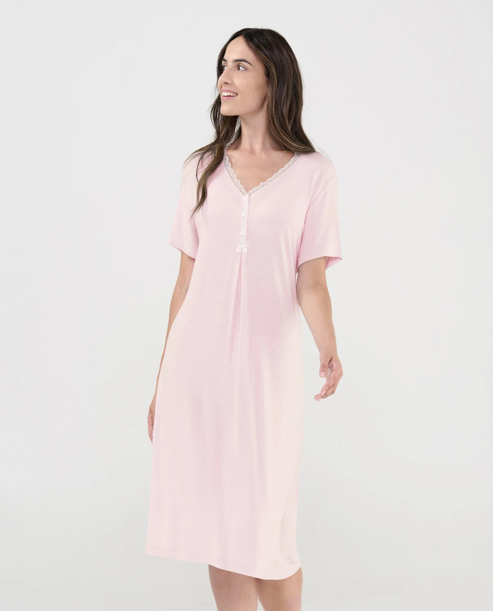 Mujer con camisón lencero celeste sin mangas cuello botones puntilla