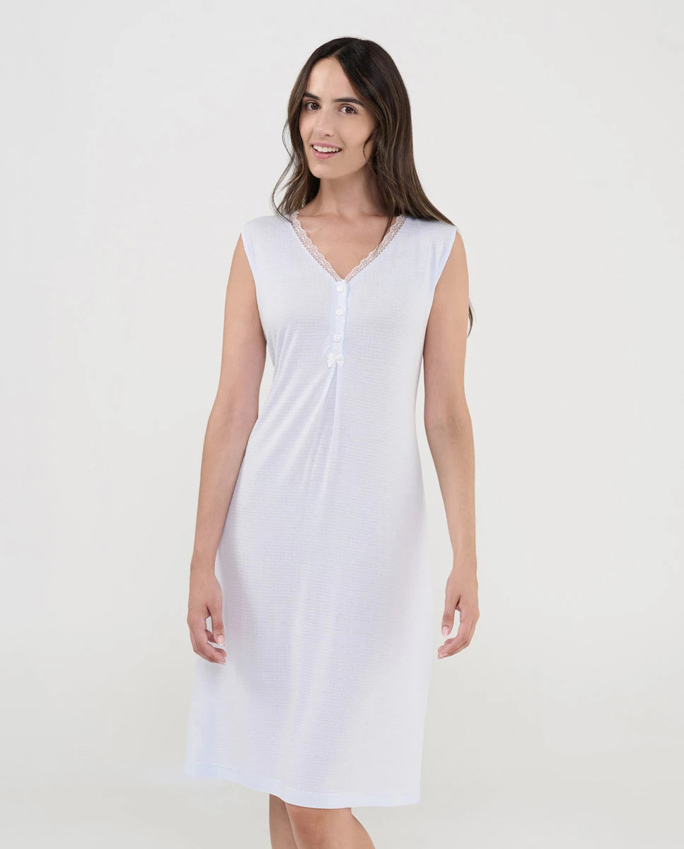 Mujer con camisón lencero celeste sin mangas cuello botones puntilla