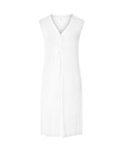 Mujer luce camisón lencero marfil de manga corta cuello pico con botones, puntilla y lacito de raso decorativo.