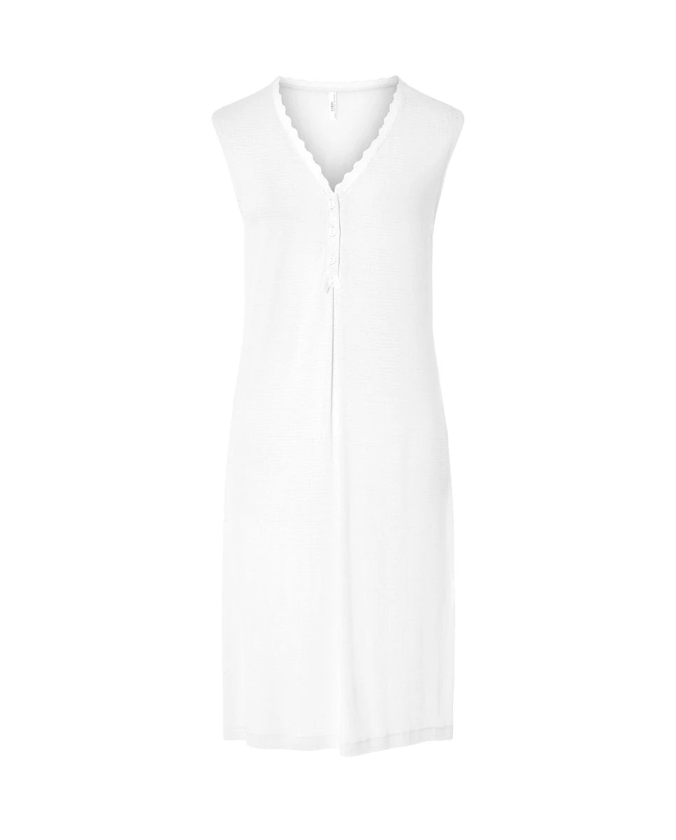 Mujer luce camisón lencero marfil de manga corta cuello pico con botones, puntilla y lacito de raso decorativo.