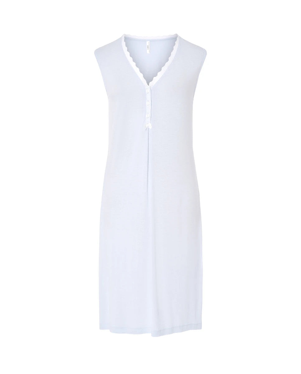 Camisón lencero corto celeste sin mangas con cuello pico abotonado con puntilla y lacito decorativo.
