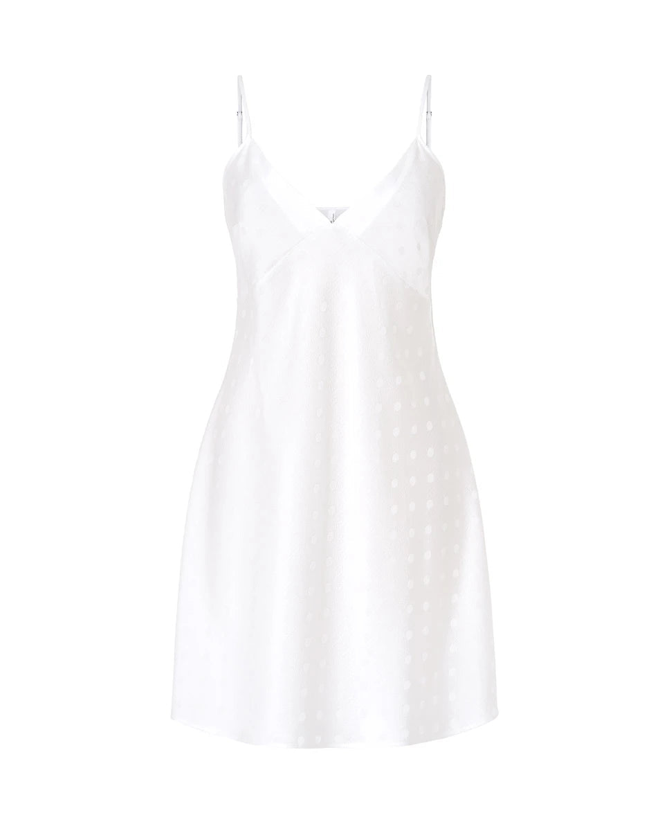 Camisón lencero corto de mujer en suave tejido plana marfil con topos de raso, escote pico y tirantes finos.