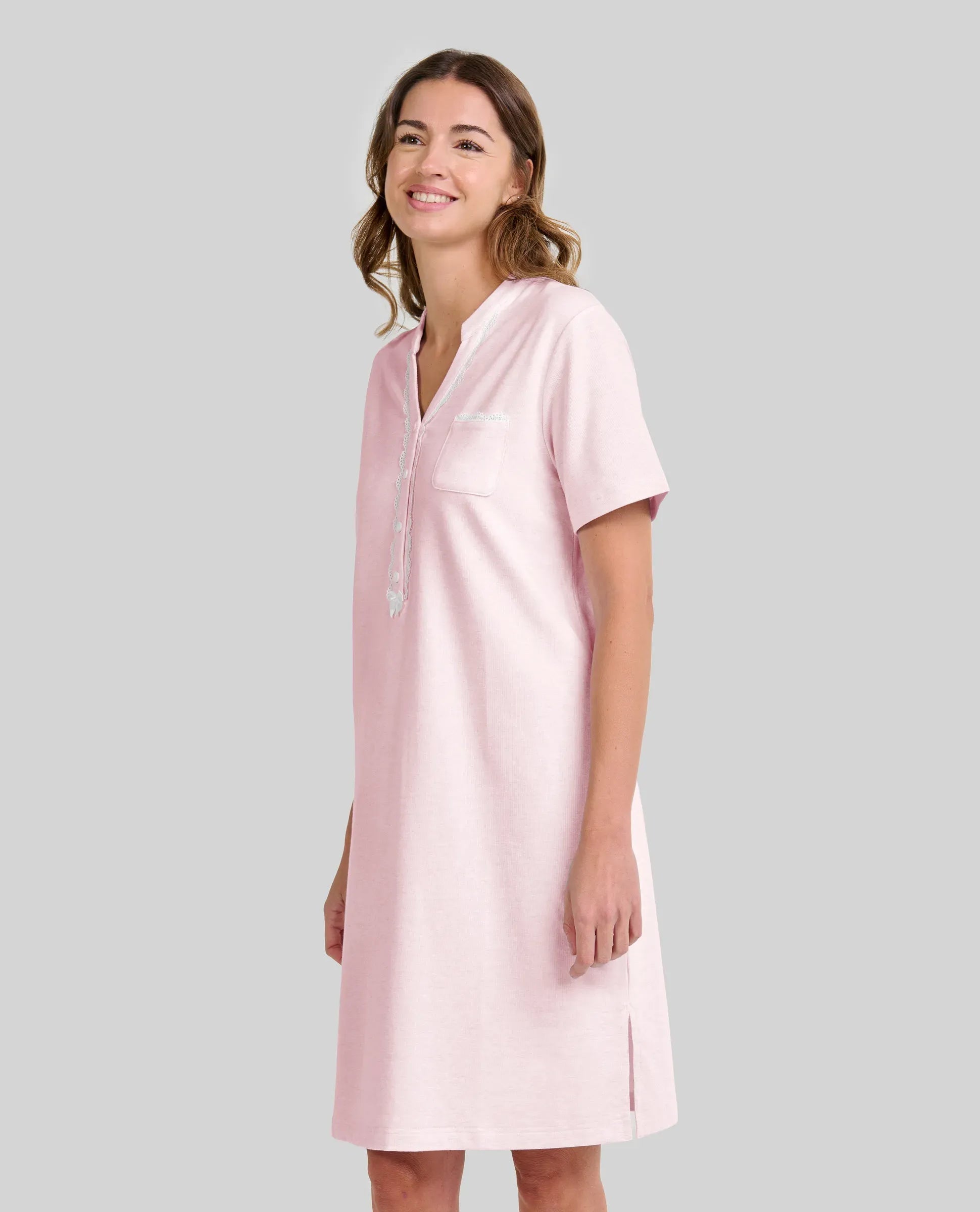 Mujer con camisón lencero celeste hasta la rodilla, mangas cortas, escote pico abotonado