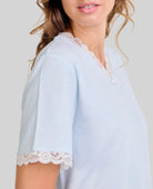 Detalle del delicado encaje en el cuello y las mangas del camisón de invierno Lohe color celeste