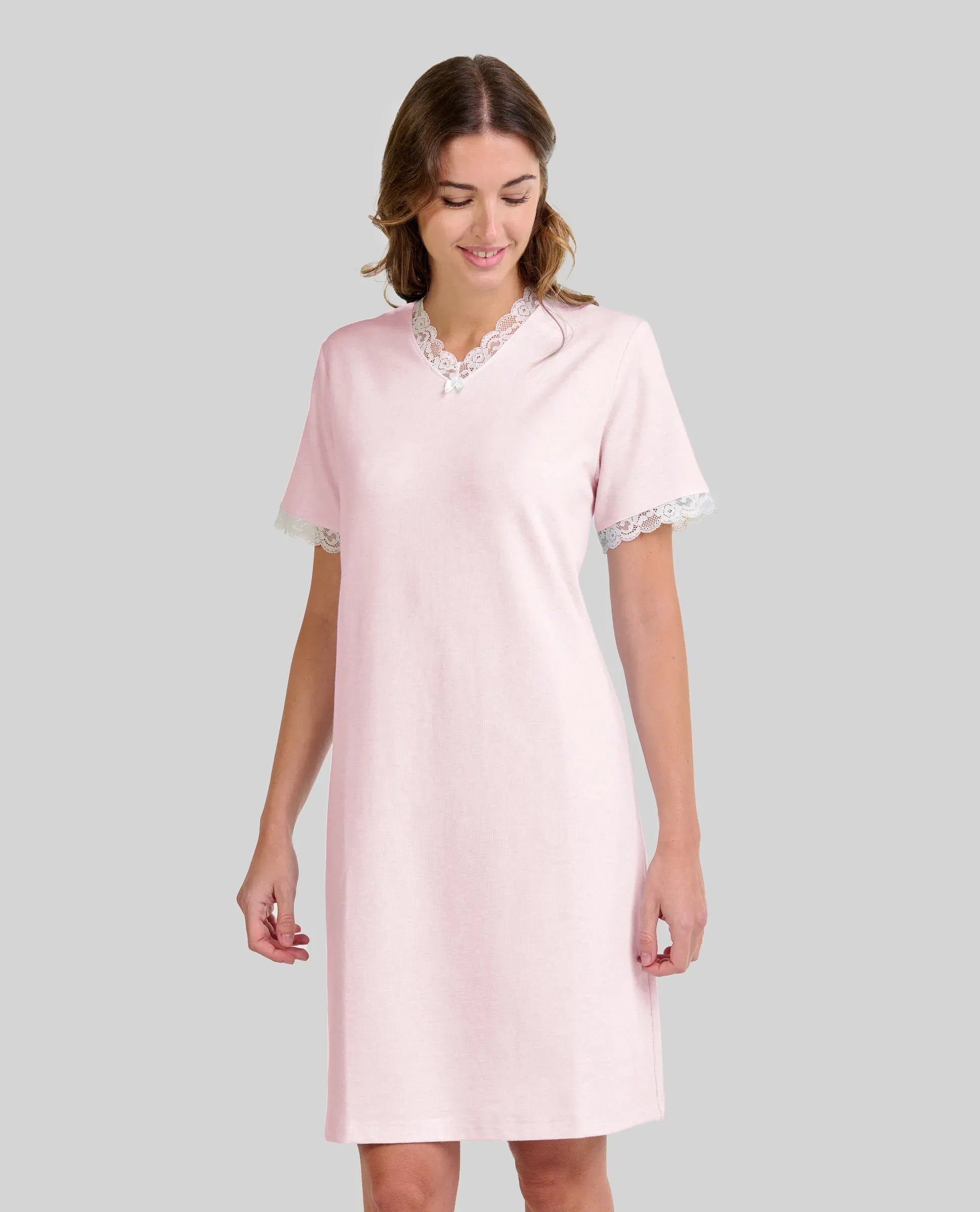 Mujer con camisón lencero celeste hasta la rodilla, mangas cortas, escote pico y encaje