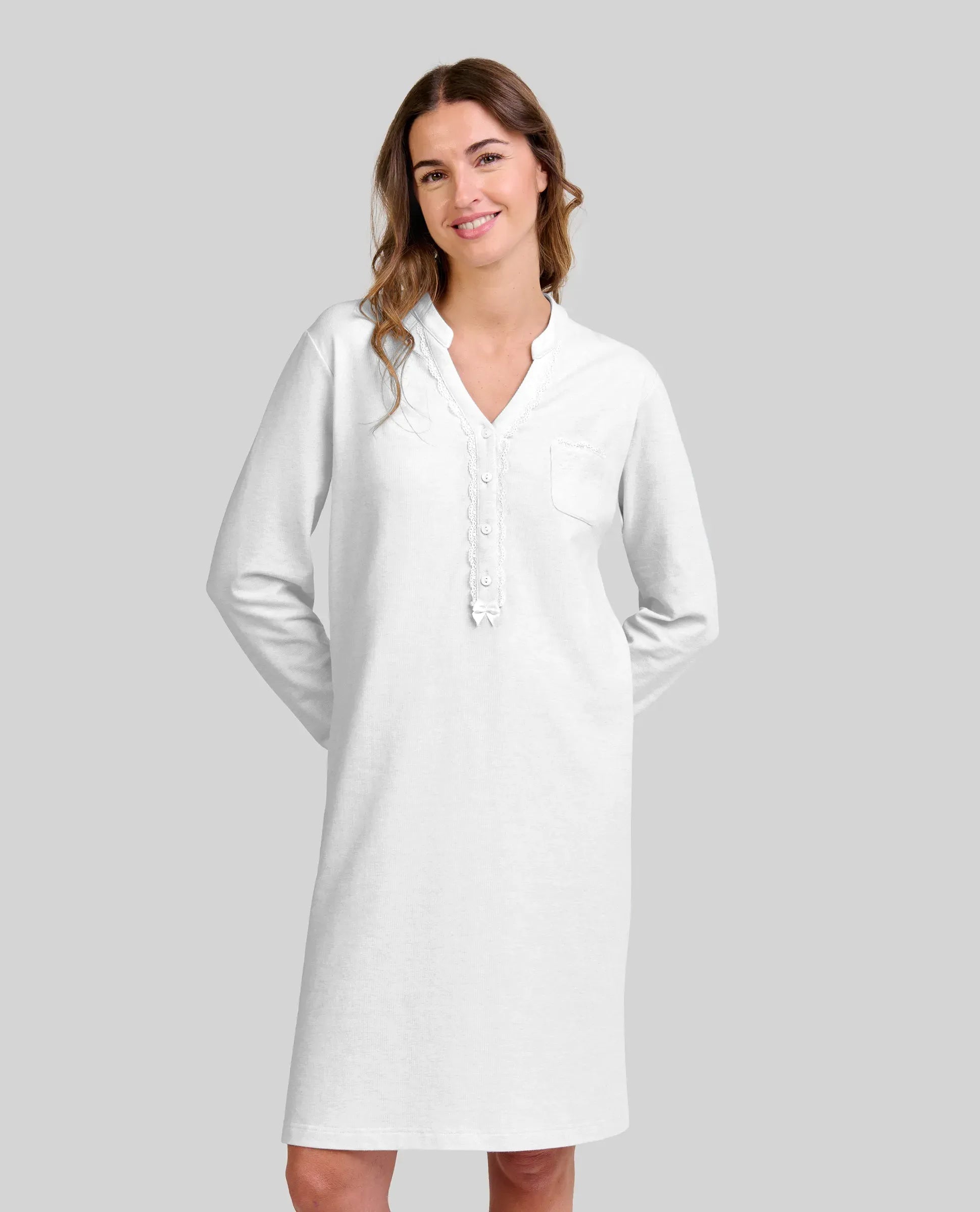 Detalle de escote pico con encaje en el camisón lencero celeste de invierno LOHE