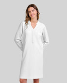 Detalle de escote pico con encaje en el camisón lencero celeste de invierno LOHE
