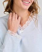 Detalle de escote pico con encaje en el camisón lencero celeste de invierno LOHE