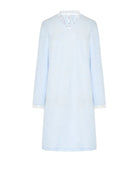 Camisón lencero celeste con encaje, escote en pico y clásica manga larga.